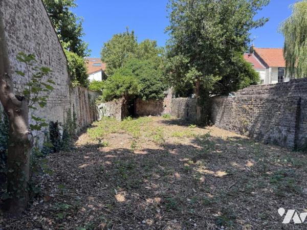 PROCHE MAIRIE - Maison + 2 GARAGES, offrant une architecture et des espaces uniques