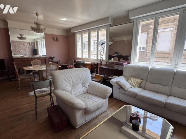 PROCHE MAIRIE - Maison + 2 GARAGES, offrant une architecture et des espaces uniques