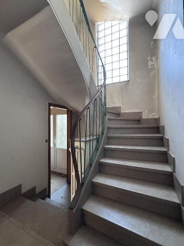 PROCHE MAIRIE - Maison + 2 GARAGES, offrant une architecture et des espaces uniques