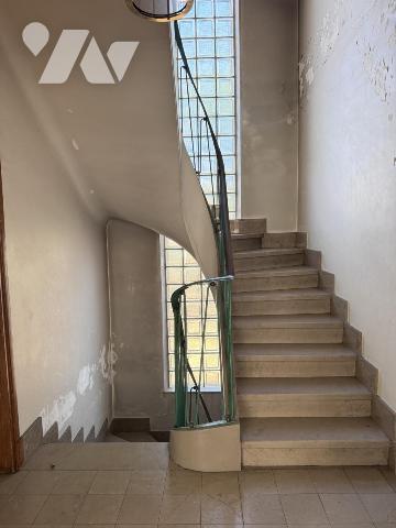 PROCHE MAIRIE - Maison + 2 GARAGES, offrant une architecture et des espaces uniques