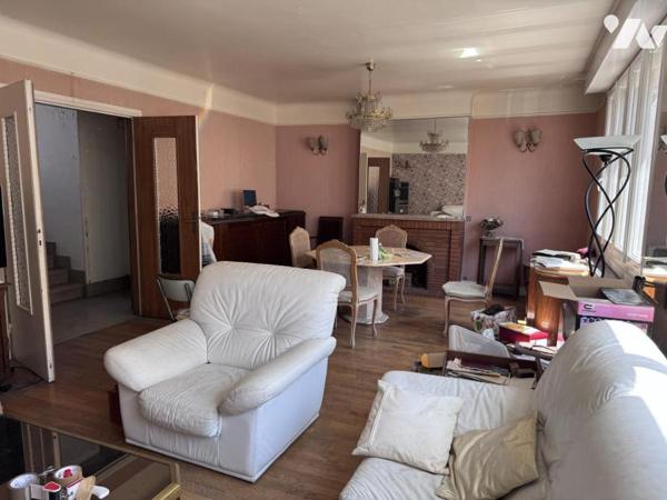 PROCHE MAIRIE - Maison + 2 GARAGES, offrant une architecture et des espaces uniques