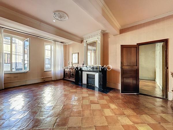 Castelnaudary (11400) Castelnaudary : immeuble de 480m² avec cour intérieure de 740m2 env. en plein centre ville.