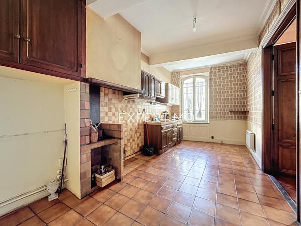 Castelnaudary (11400) Castelnaudary : immeuble de 480m² avec cour intérieure de 740m2 env. en plein centre ville.