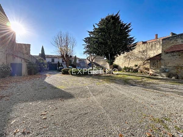 Castelnaudary (11400) Castelnaudary : immeuble de 480m² avec cour intérieure de 740m2 env. en plein centre ville.
