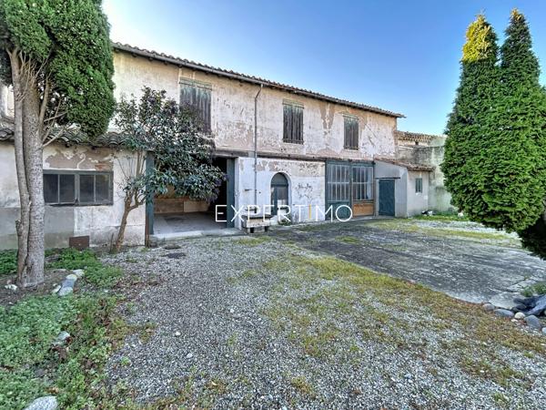 Castelnaudary (11400) Castelnaudary : immeuble de 480m² avec cour intérieure de 740m2 env. en plein centre ville.