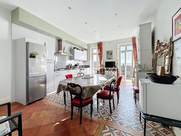 Castelnaudary (11400) Castelnaudary : immeuble de 480m² avec cour intérieure de 740m2 env. en plein centre ville.