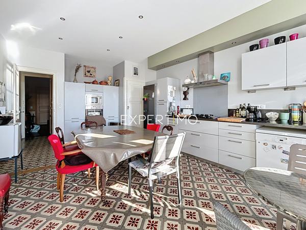 Castelnaudary (11400) Castelnaudary : immeuble de 480m² avec cour intérieure de 740m2 env. en plein centre ville.