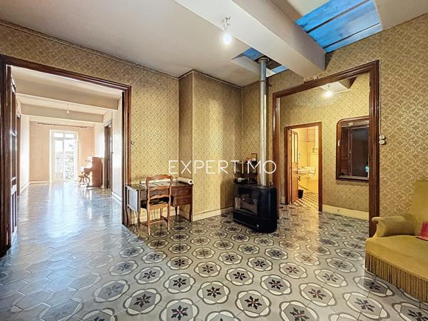 Castelnaudary (11400) Castelnaudary : immeuble de 480m² avec cour intérieure de 740m2 env. en plein centre ville.