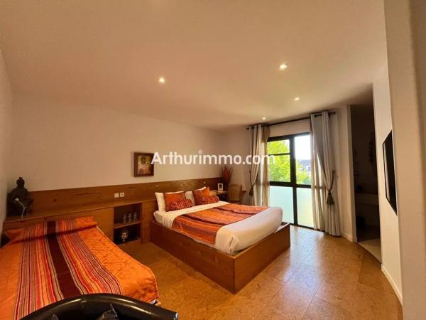 Vente                                                      Hôtel
                        
                     16 pièces                      800 m2                     à Courlans