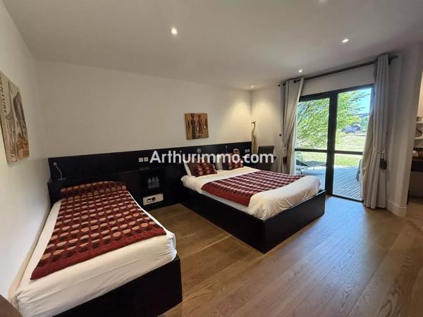 Vente                                                      Hôtel
                        
                     16 pièces                      800 m2                     à Courlans