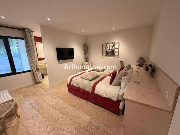 Vente                                                      Hôtel
                        
                     16 pièces                      800 m2                     à Courlans