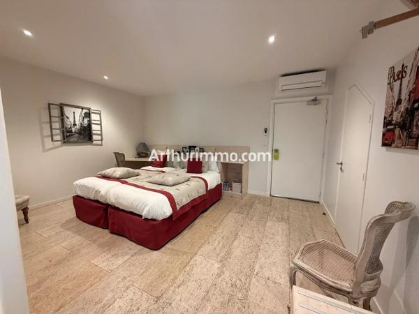 Vente                                                      Hôtel
                        
                     16 pièces                      800 m2                     à Courlans