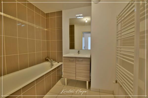 Dpt Loire Atlantique (44), à vendre REZE appartement T2 de 47m², dernier étage avec balcon et stationnement.