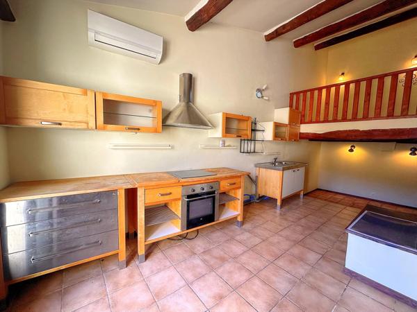 AUPS – MAISON DE VILLAGE AVEC GARAGE ET TERRASSE TROPÉZIENNE – FORT POTENTIEL