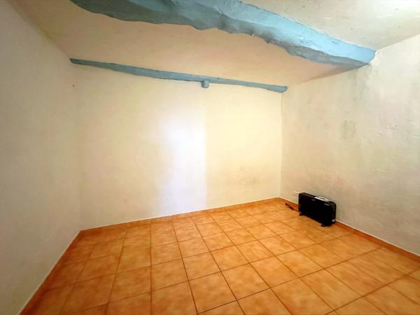 AUPS – MAISON DE VILLAGE AVEC GARAGE ET TERRASSE TROPÉZIENNE – FORT POTENTIEL