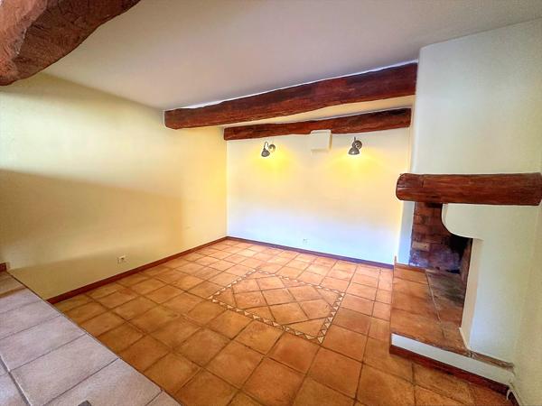 AUPS – MAISON DE VILLAGE AVEC GARAGE ET TERRASSE TROPÉZIENNE – FORT POTENTIEL