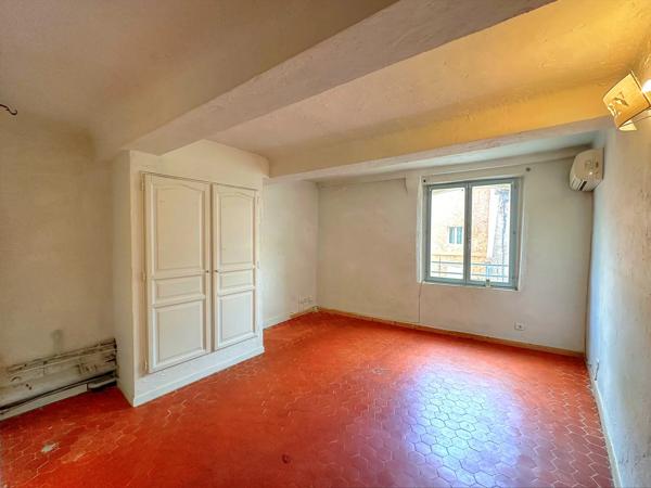 AUPS – MAISON DE VILLAGE AVEC GARAGE ET TERRASSE TROPÉZIENNE – FORT POTENTIEL