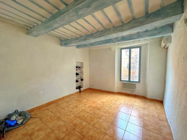 AUPS – MAISON DE VILLAGE AVEC GARAGE ET TERRASSE TROPÉZIENNE – FORT POTENTIEL