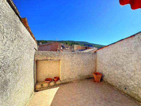 AUPS – MAISON DE VILLAGE AVEC GARAGE ET TERRASSE TROPÉZIENNE – FORT POTENTIEL