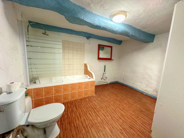 AUPS – MAISON DE VILLAGE AVEC GARAGE ET TERRASSE TROPÉZIENNE – FORT POTENTIEL