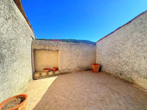 AUPS – MAISON DE VILLAGE AVEC GARAGE ET TERRASSE TROPÉZIENNE – FORT POTENTIEL