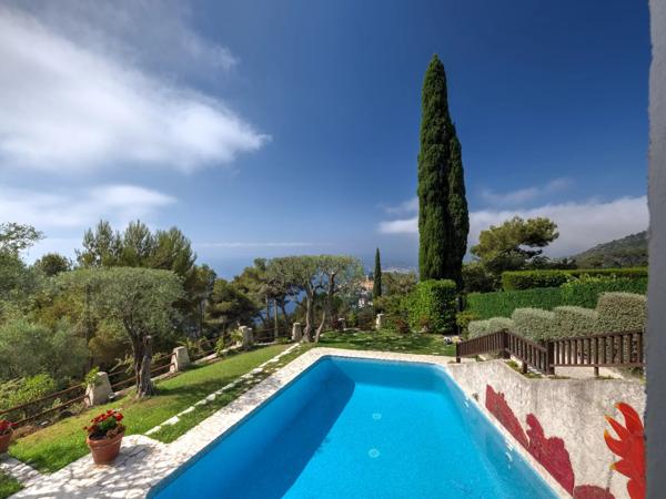 Belle villa provencale offrant une vue mer