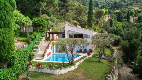 Belle villa provencale offrant une vue mer