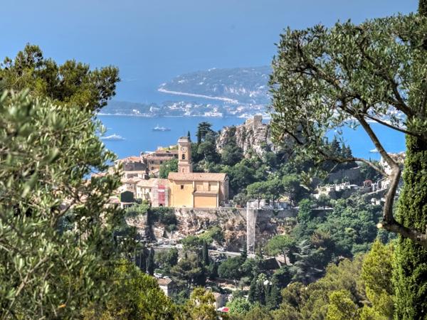 Belle villa provencale offrant une vue mer