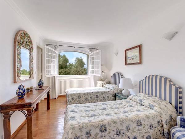 Belle villa provencale offrant une vue mer