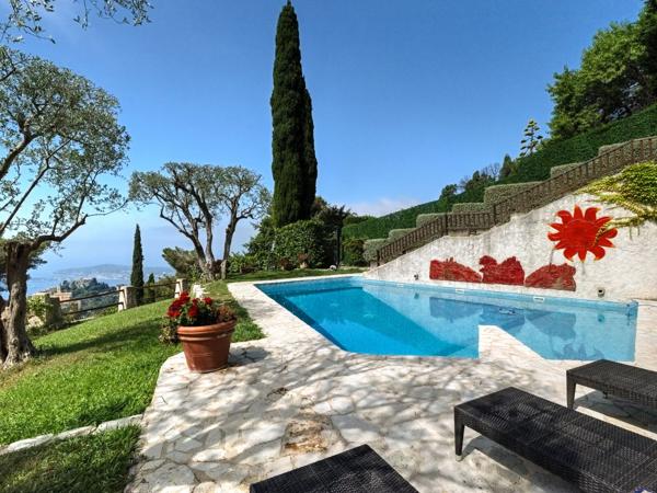 Belle villa provencale offrant une vue mer