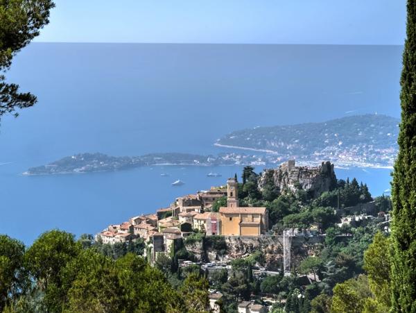 Belle villa provencale offrant une vue mer