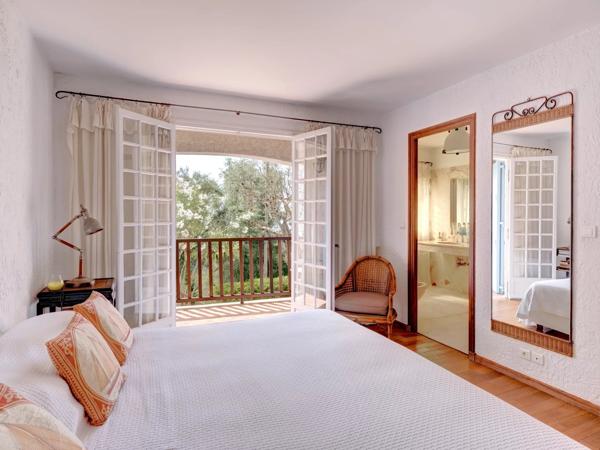 Belle villa provencale offrant une vue mer
