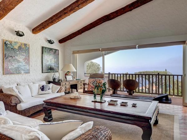 Belle villa provencale offrant une vue mer