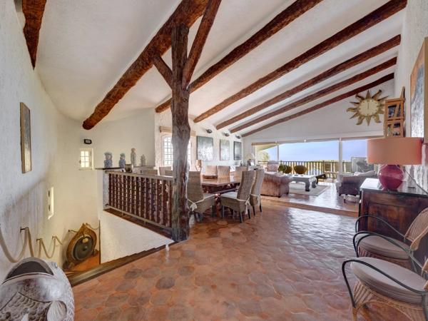 Belle villa provencale offrant une vue mer