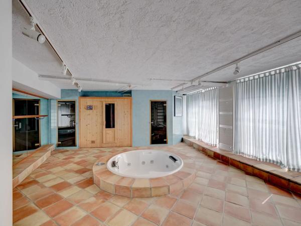 Belle villa provencale offrant une vue mer