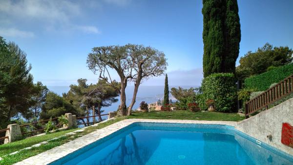 Belle villa provencale offrant une vue mer