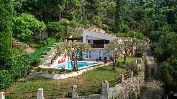 Belle villa provencale offrant une vue mer