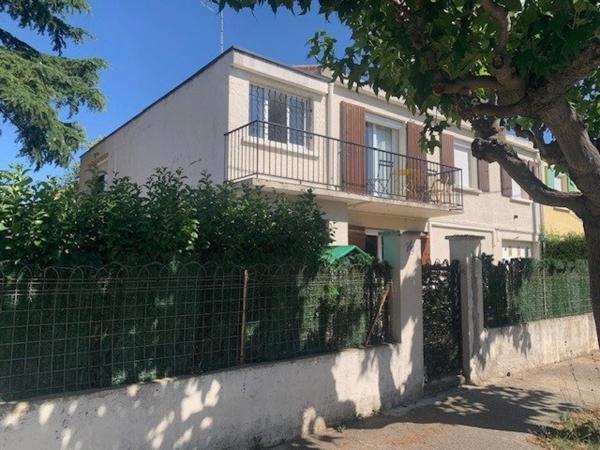 Maison entièrement rénovée avec deux appartements indépendants.