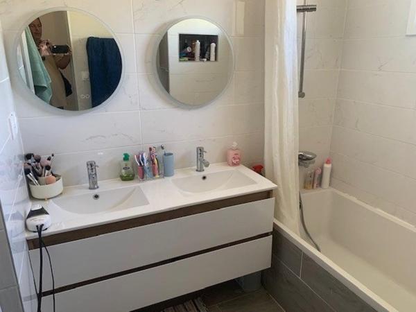 Maison entièrement rénovée avec deux appartements indépendants.