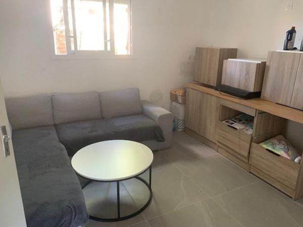 Maison entièrement rénovée avec deux appartements indépendants.