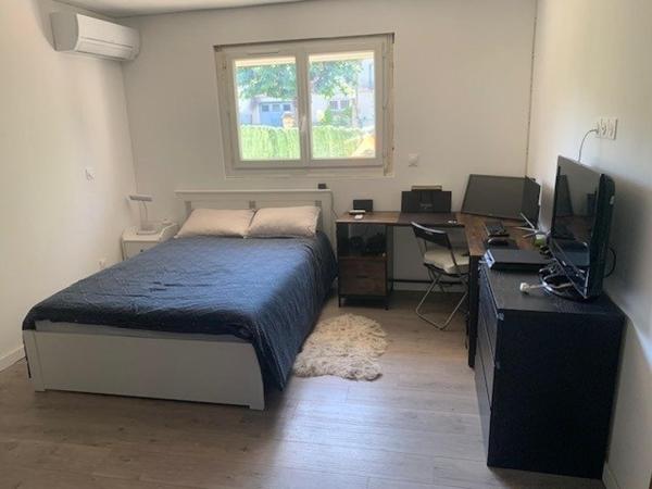 Maison entièrement rénovée avec deux appartements indépendants.