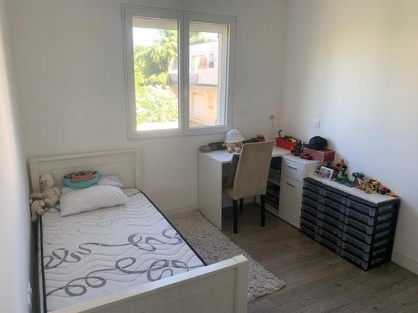 Maison entièrement rénovée avec deux appartements indépendants.