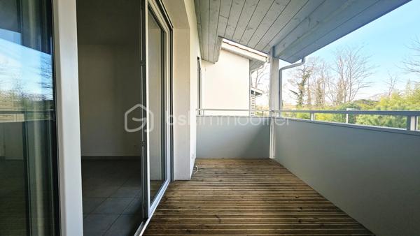 D'une surface d'environ 39 m², il offre une pièce de vie lumineuse avec cuisine ouverte, une chambre confortable, une salle d'eau avec WC et une agréable terrasse en bois d'environ 8 m², idéale pour profiter d'un espace extérieur en toute tranquillité.

L'appartement est vendu en excellent état, sans travaux à prévoir. Son double stationnement privatif en sous-sol constitue un véritable atout, rare sur le secteur.

Vous apprécierez également la qualité de la résidence, sa gestion rigoureuse et ses charges de copropriété maîtrisées. Le logement bénéficie d'une bonne performance énergétique (DPE C), gage de confort et de maîtrise des consommations.

Les atouts du bien

✔ Résidence récente (2020) et sécurisée
✔ Appartement prêt à emménager
✔ Terrasse privative
✔ Double parking en sous-sol sécurisé
✔ DPE C – Bonne performance énergétique
✔ Faibles charges de copropriété
✔ À proximité immédiate du centre-ville, des commerces, du lac et des plages landaises

Que vous recherchiez votre résidence principale, un pied-à-terre sur la côte landaise ou un investissement patrimonial, cet appartement constitue une belle opportunité.