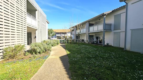 D'une surface d'environ 39 m², il offre une pièce de vie lumineuse avec cuisine ouverte, une chambre confortable, une salle d'eau avec WC et une agréable terrasse en bois d'environ 8 m², idéale pour profiter d'un espace extérieur en toute tranquillité.

L'appartement est vendu en excellent état, sans travaux à prévoir. Son double stationnement privatif en sous-sol constitue un véritable atout, rare sur le secteur.

Vous apprécierez également la qualité de la résidence, sa gestion rigoureuse et ses charges de copropriété maîtrisées. Le logement bénéficie d'une bonne performance énergétique (DPE C), gage de confort et de maîtrise des consommations.

Les atouts du bien

✔ Résidence récente (2020) et sécurisée
✔ Appartement prêt à emménager
✔ Terrasse privative
✔ Double parking en sous-sol sécurisé
✔ DPE C – Bonne performance énergétique
✔ Faibles charges de copropriété
✔ À proximité immédiate du centre-ville, des commerces, du lac et des plages landaises

Que vous recherchiez votre résidence principale, un pied-à-terre sur la côte landaise ou un investissement patrimonial, cet appartement constitue une belle opportunité.