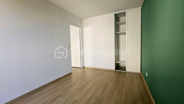 D'une surface d'environ 39 m², il offre une pièce de vie lumineuse avec cuisine ouverte, une chambre confortable, une salle d'eau avec WC et une agréable terrasse en bois d'environ 8 m², idéale pour profiter d'un espace extérieur en toute tranquillité.

L'appartement est vendu en excellent état, sans travaux à prévoir. Son double stationnement privatif en sous-sol constitue un véritable atout, rare sur le secteur.

Vous apprécierez également la qualité de la résidence, sa gestion rigoureuse et ses charges de copropriété maîtrisées. Le logement bénéficie d'une bonne performance énergétique (DPE C), gage de confort et de maîtrise des consommations.

Les atouts du bien

✔ Résidence récente (2020) et sécurisée
✔ Appartement prêt à emménager
✔ Terrasse privative
✔ Double parking en sous-sol sécurisé
✔ DPE C – Bonne performance énergétique
✔ Faibles charges de copropriété
✔ À proximité immédiate du centre-ville, des commerces, du lac et des plages landaises

Que vous recherchiez votre résidence principale, un pied-à-terre sur la côte landaise ou un investissement patrimonial, cet appartement constitue une belle opportunité.