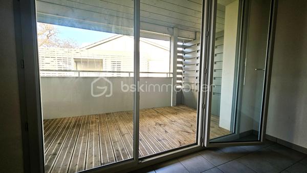 D'une surface d'environ 39 m², il offre une pièce de vie lumineuse avec cuisine ouverte, une chambre confortable, une salle d'eau avec WC et une agréable terrasse en bois d'environ 8 m², idéale pour profiter d'un espace extérieur en toute tranquillité.

L'appartement est vendu en excellent état, sans travaux à prévoir. Son double stationnement privatif en sous-sol constitue un véritable atout, rare sur le secteur.

Vous apprécierez également la qualité de la résidence, sa gestion rigoureuse et ses charges de copropriété maîtrisées. Le logement bénéficie d'une bonne performance énergétique (DPE C), gage de confort et de maîtrise des consommations.

Les atouts du bien

✔ Résidence récente (2020) et sécurisée
✔ Appartement prêt à emménager
✔ Terrasse privative
✔ Double parking en sous-sol sécurisé
✔ DPE C – Bonne performance énergétique
✔ Faibles charges de copropriété
✔ À proximité immédiate du centre-ville, des commerces, du lac et des plages landaises

Que vous recherchiez votre résidence principale, un pied-à-terre sur la côte landaise ou un investissement patrimonial, cet appartement constitue une belle opportunité.