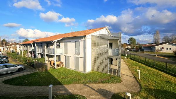 D'une surface d'environ 39 m², il offre une pièce de vie lumineuse avec cuisine ouverte, une chambre confortable, une salle d'eau avec WC et une agréable terrasse en bois d'environ 8 m², idéale pour profiter d'un espace extérieur en toute tranquillité.

L'appartement est vendu en excellent état, sans travaux à prévoir. Son double stationnement privatif en sous-sol constitue un véritable atout, rare sur le secteur.

Vous apprécierez également la qualité de la résidence, sa gestion rigoureuse et ses charges de copropriété maîtrisées. Le logement bénéficie d'une bonne performance énergétique (DPE C), gage de confort et de maîtrise des consommations.

Les atouts du bien

✔ Résidence récente (2020) et sécurisée
✔ Appartement prêt à emménager
✔ Terrasse privative
✔ Double parking en sous-sol sécurisé
✔ DPE C – Bonne performance énergétique
✔ Faibles charges de copropriété
✔ À proximité immédiate du centre-ville, des commerces, du lac et des plages landaises

Que vous recherchiez votre résidence principale, un pied-à-terre sur la côte landaise ou un investissement patrimonial, cet appartement constitue une belle opportunité.