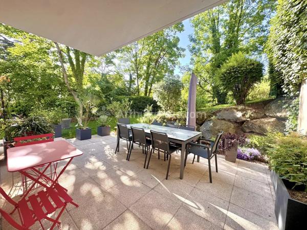 Vente                                                      Appartement
                        
                     3 pièces                      113 m2                     à Royat