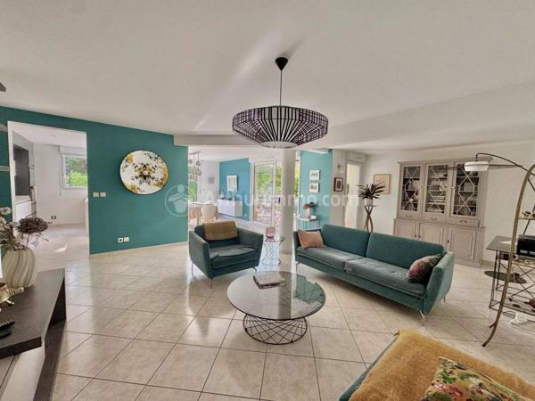 Vente                                                      Appartement
                        
                     3 pièces                      113 m2                     à Royat