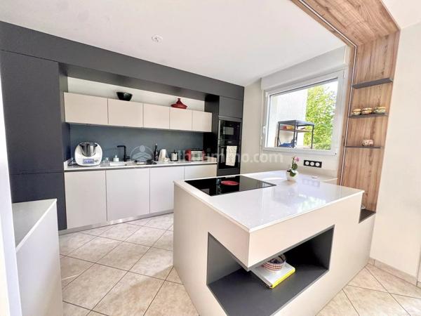 Vente                                                      Appartement
                        
                     3 pièces                      113 m2                     à Royat